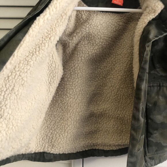 Joe Fresh Size 3 Camo Button Up Sherpa Lined Jacket - Picture 4 of 7